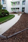 Edukačný dvor v základnej škole - dekoratívna grafika